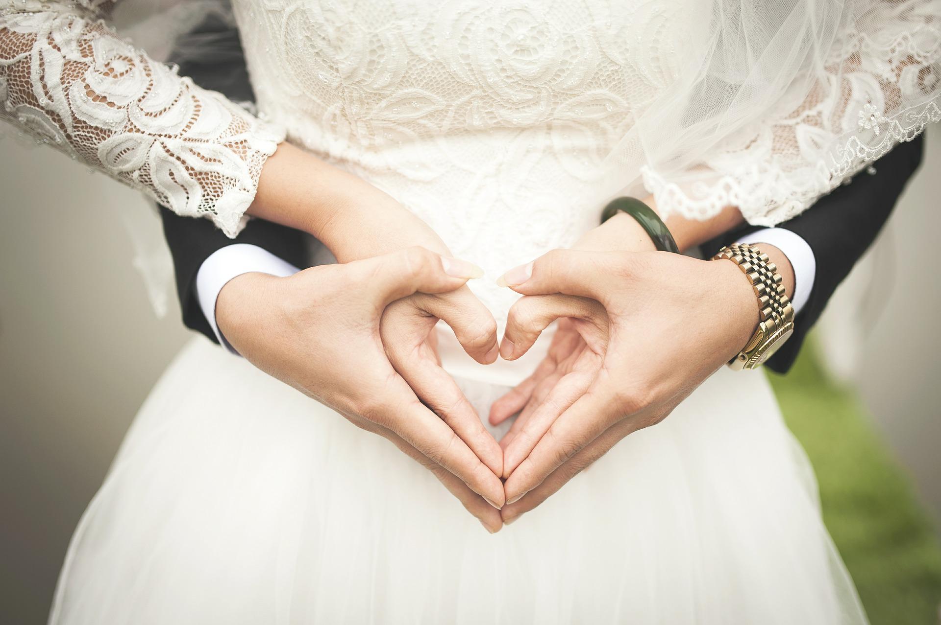 bride groom heart hands